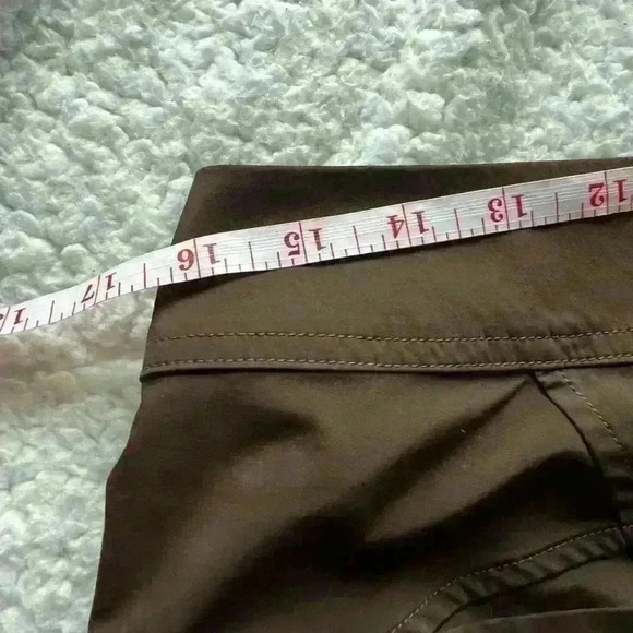 Arc'Teryx size 8 snap and zip  close shorts - Picture 13 of 15